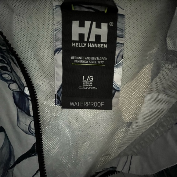 NWT Helly Hansen Women’s Esape Rain Jacket - Grey Fog Esra, Large - Picture 9 of 10